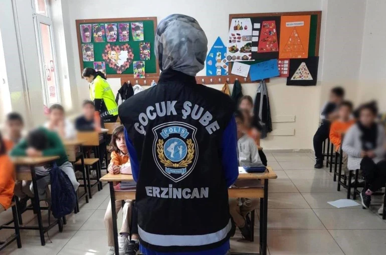 Erzincan’da çocuk polisi öğrencileri bilgilendirdi 