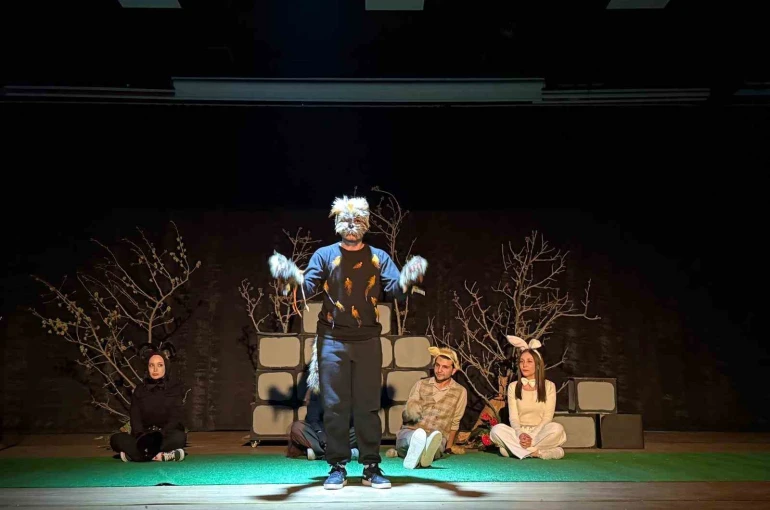 Erzincan’da çocuklara özel tiyatro gösterisi sahnelendi 