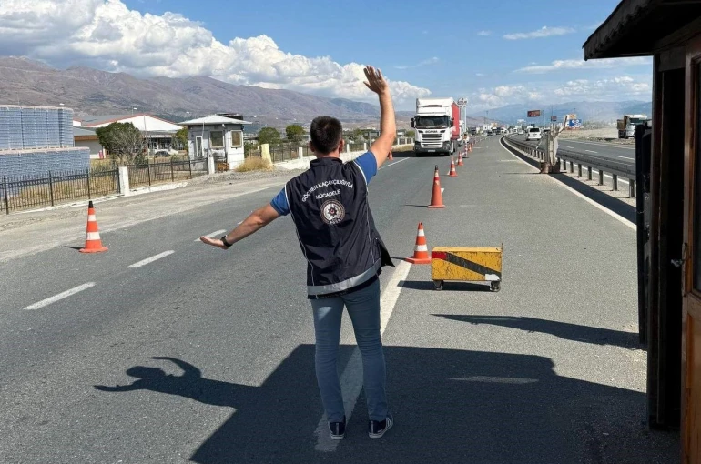 Erzincan’da "Düzensiz Göç ile Mücadeleye yönelik Huzur Uygulaması" yapıldı 