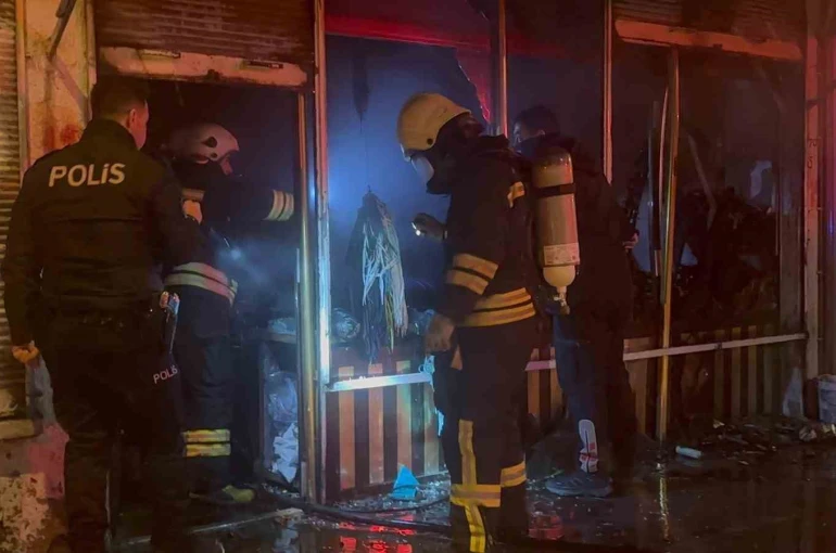 Erzincan’da gece yarısı yangın paniği: Çantacı dükkânı küle döndü 