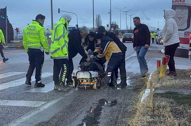 Erzincan’da iki araç çarpıştı: 2 yaralı