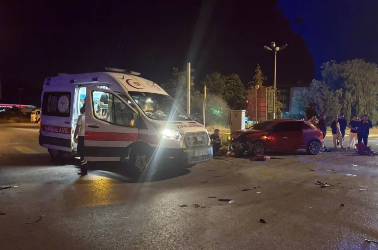 Erzincan’da iki aracın çarpıştığı kazada 2 kişi yaralandı 