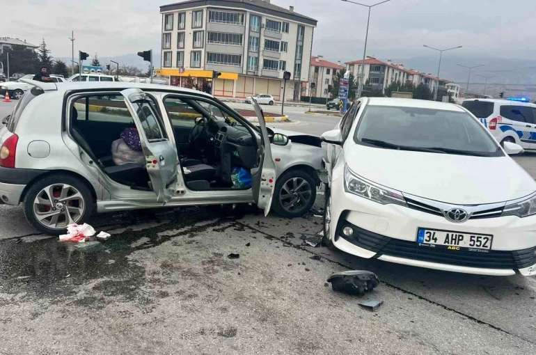 Erzincan’da iki otomobil çarpıştı: 2 yaralı 