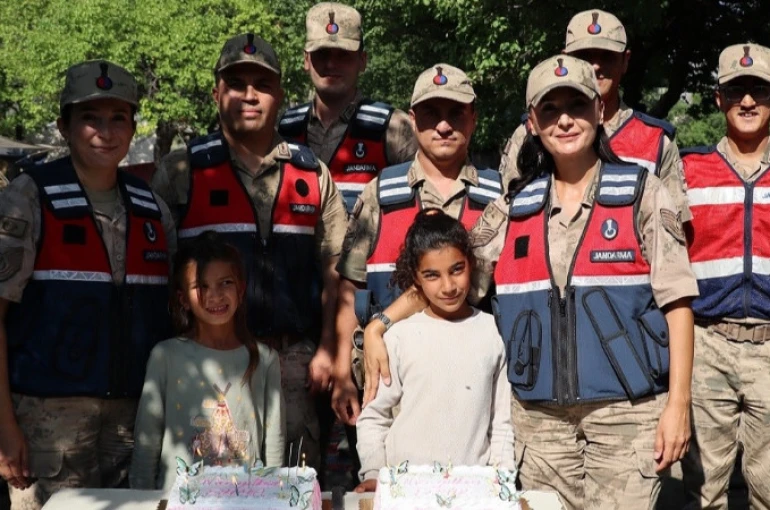 Erzincan’da jandarmadan minik kalplere doğum günü sürprizi 