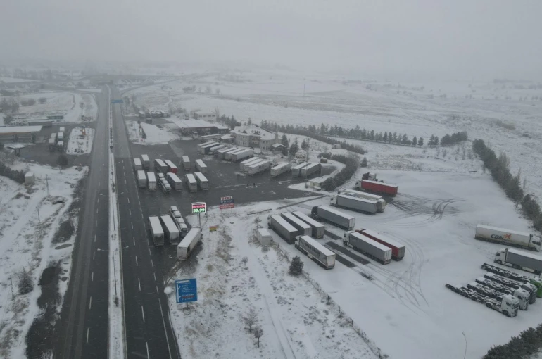 Erzincan’da kar etkisini gösterdi: Geçitlerde trafik kilitlendi 