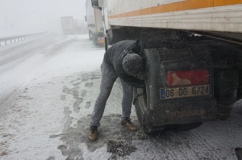 Erzincan’da kar ve tipi ulaşımı olumsuz etkiledi