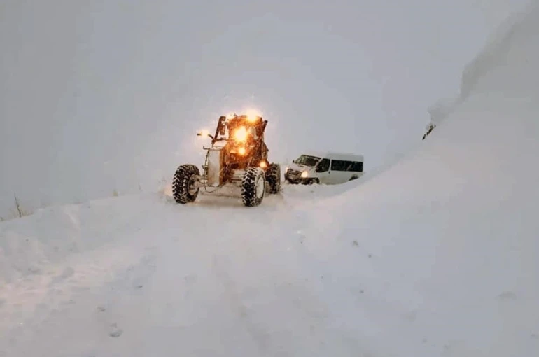 Erzincan’da kar ve tipiden 503 köy yolu ulaşıma kapandı 