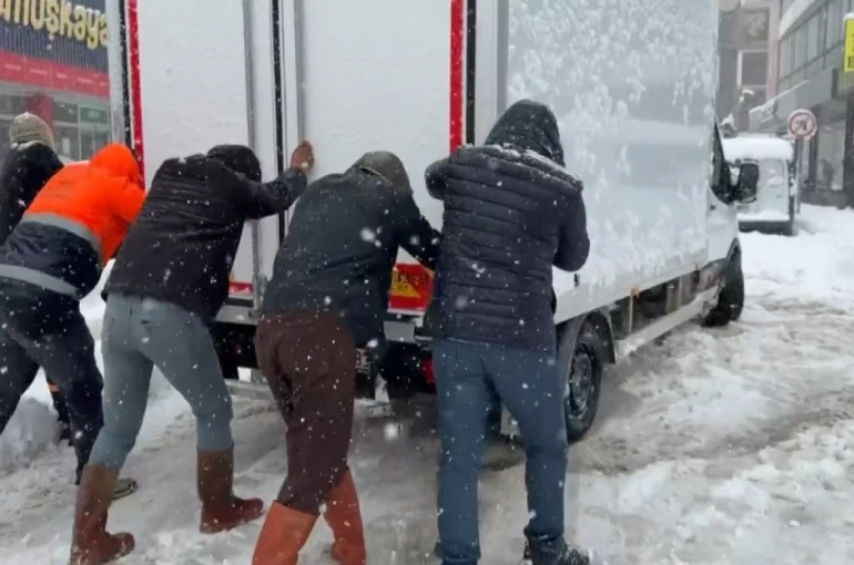 Erzincan’da kardan 516 köy yolu ulaşıma kapandı 