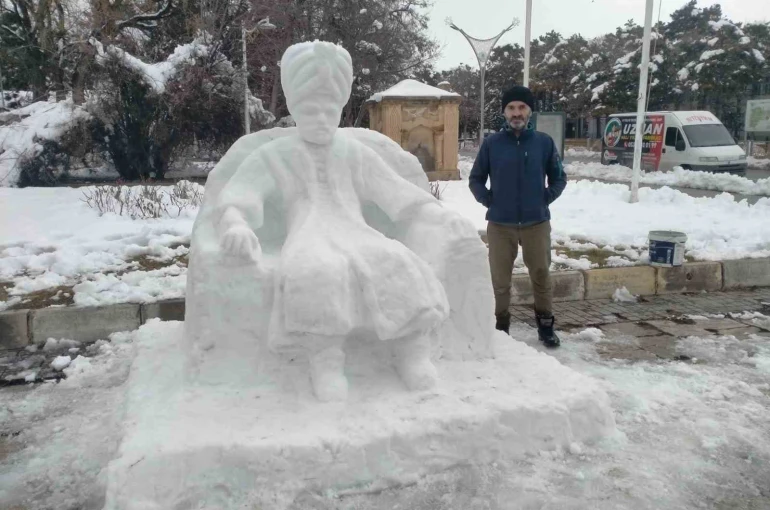 Erzincan’da kardan adam değil, kardan padişah 