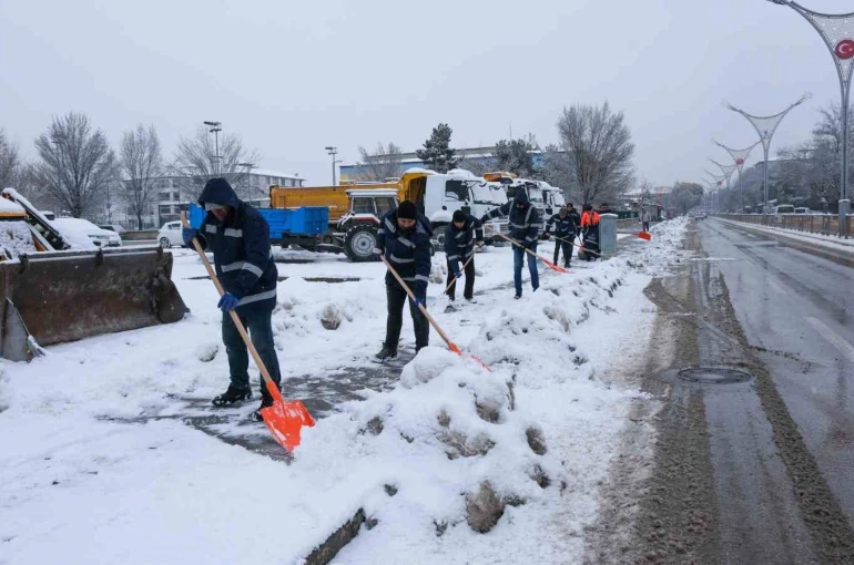 Erzincan’da karla mücadele çalışmaları sürüyor
