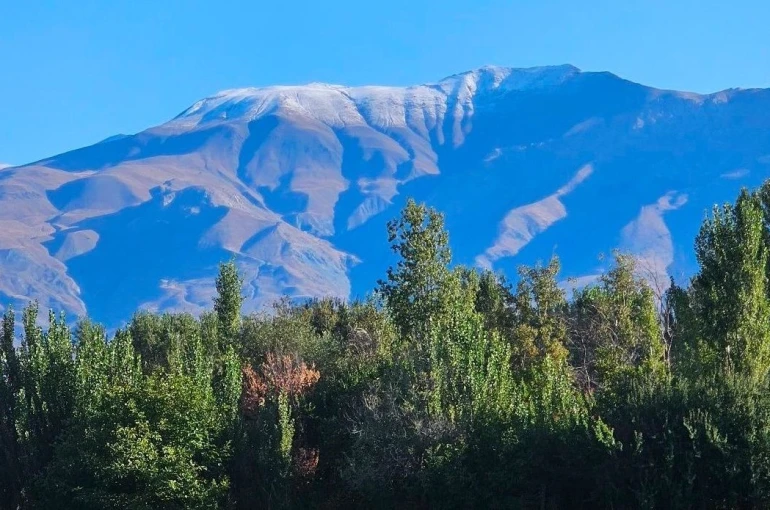 Erzincan’da Keşiş Dağının zirvesine kar yağdı 