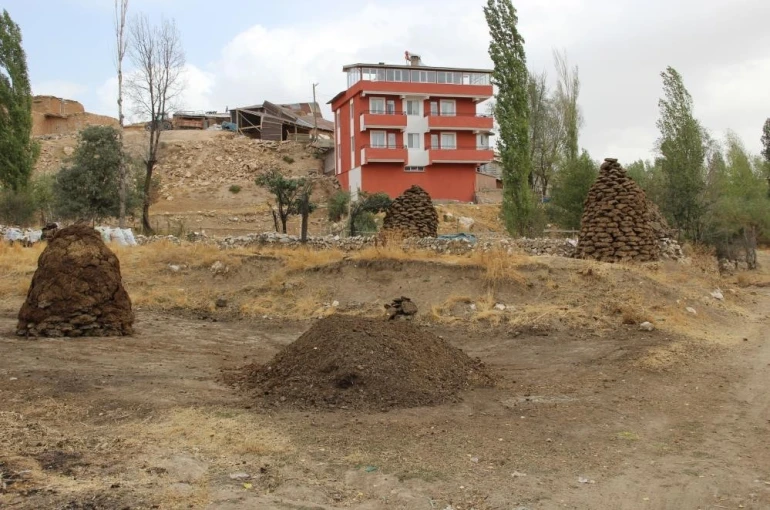 Erzincan’da kışlık tezek hazırlığı 