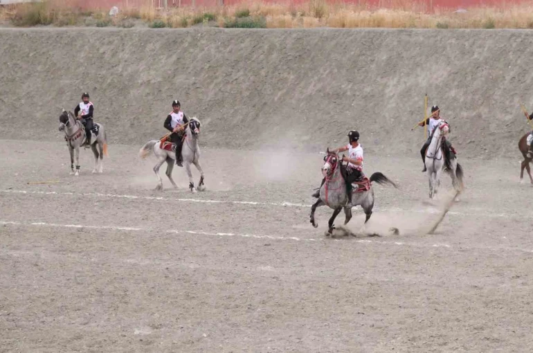 Erzincan’da Kulüpler İl Birinciliği Atlı Cirit müsabakaları tamamlandı 