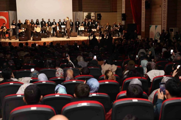 Erzincan’da kurtuluşun 108’inci yılına özel Türk halk müziği konseri düzenlendi