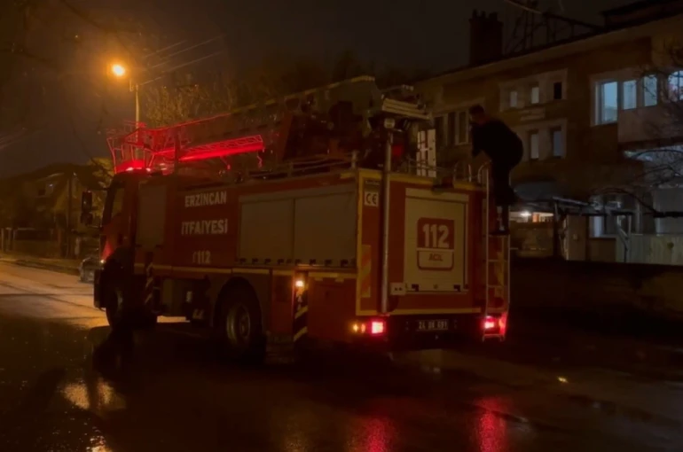 Erzincan’da mahsur kalan kedi itfaiye ekiplerince kurtarıldı 