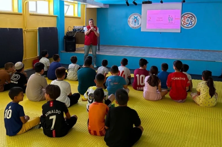 Erzincan’da öğrencilere ’Kızılaycılık’ eğitimi verildi