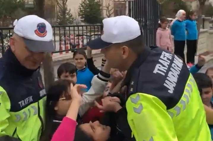 Erzincan’da öğrencilere trafik farkındalık eğitimi 