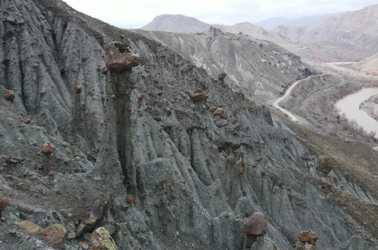 Erzincan’da peri bacalarını andıran doğal oluşumlar ilgi görüyor 
