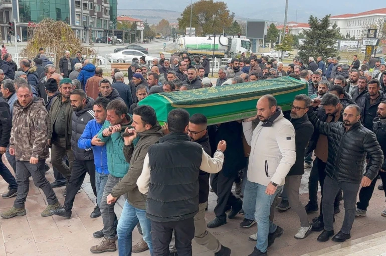 Erzincan’da silahla vurularak hayatını kaybeden baba ve oğul son yolculuklarına uğurlandı 