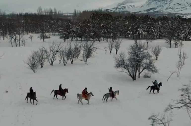 Erzincan’da sınırları zorlayan kış macerası: Atlı snowboard safarisi 