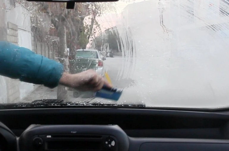 Erzincan’da soğuk hava etkili oldu: Araç camları buz tuttu