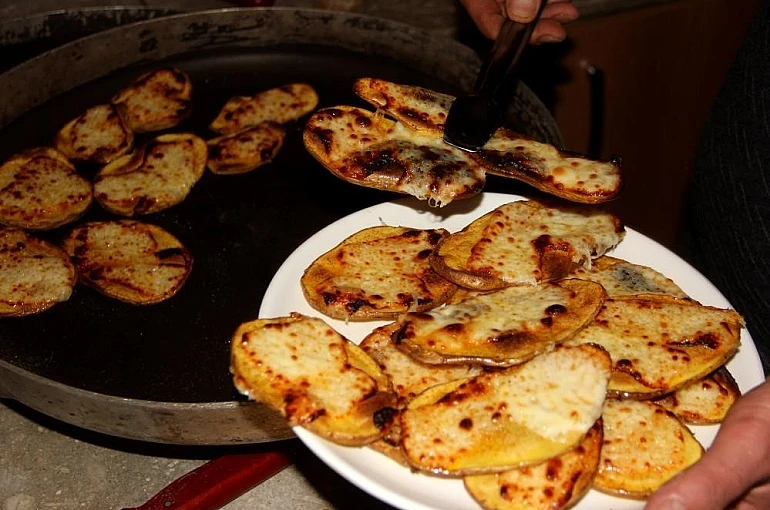 Erzincan’da soğuk kış gecelerinin sıcak lezzeti kaşarlı patates 