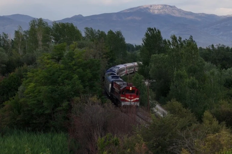 Erzincan’da sonbahar manzarası eşliğinde yol alan Doğu Ekspresi 