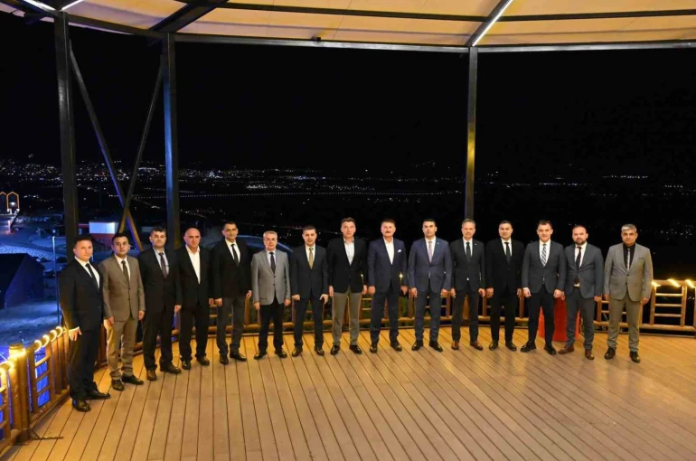 Erzincan’da terfi eden emniyet müdürlerine rütbe ve plaket takdim edildi