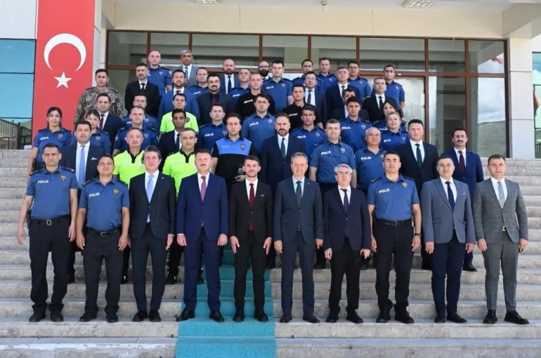 Erzincan’da terfi eden emniyet personeline yeni rütbeleri takıldı 