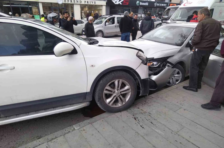Erzincan’da trafik kazası: 2 yaralı 