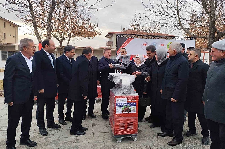 Erzincan’da üreticiye destek: Dut sıkma ve koyun kırkım makinası dağıtıldı 