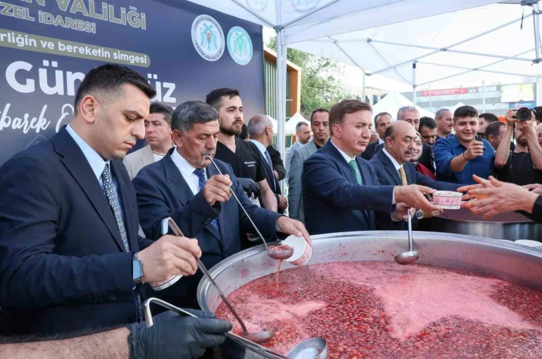 Erzincan’da vatandaşlara aşure ikram edildi 