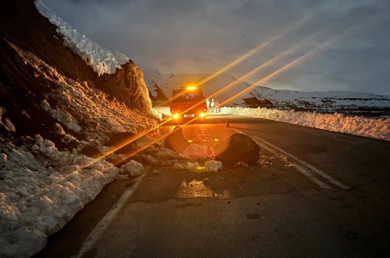 Erzincan’da yamaçtan kopan kayalar yola düştü 