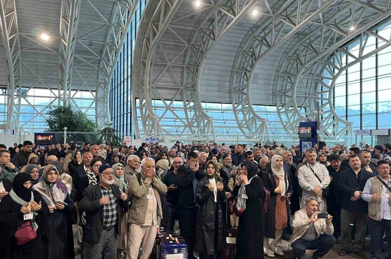 Erzincan’dan 192 hacı adayı dualarla kutsal yolculuğa uğurlandı 