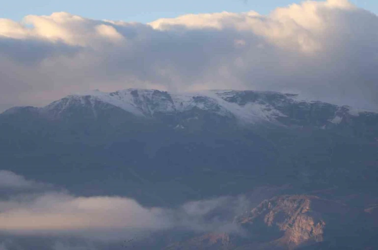Erzincan’ın etrafını çeviren dağların yüksek kesimlerine mevsimin ilk karı düştü 