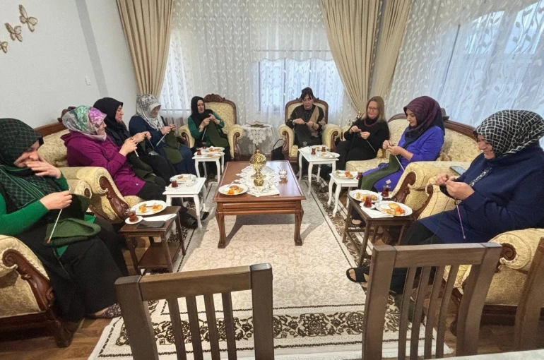 Erzincanlı gönüllü annelerden Mehmetçiğe ilmek ilmek destek 