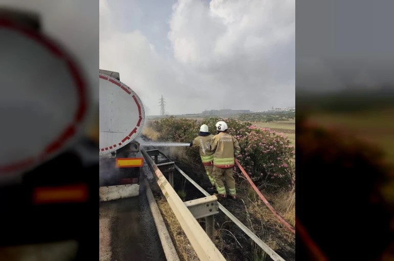 Erzin’de tankerden alevler yükseldi