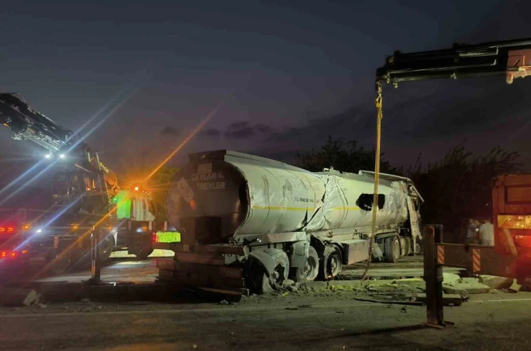 Erzin’de yakıt yüklü tanker devrildi