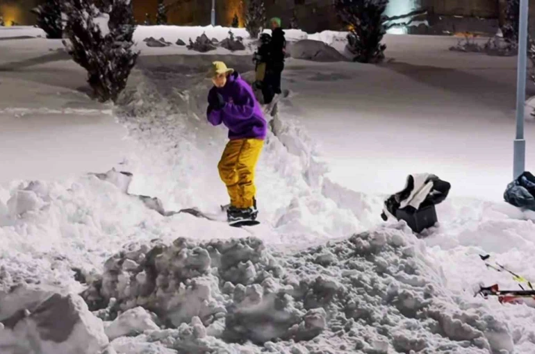 Erzurum kalesi önünde snowboard gösterisi 