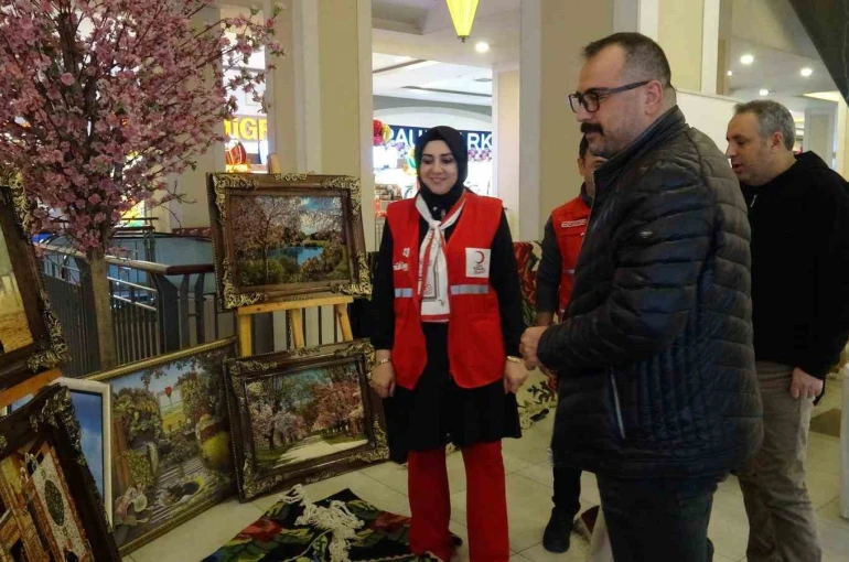 Erzurum Kızılay kadın kollarından Gazze, Filistin ve Sudan için hayır çarşısı 