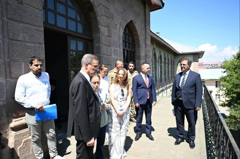 Erzurum Lisesine devredilen tarihi binada inceleme