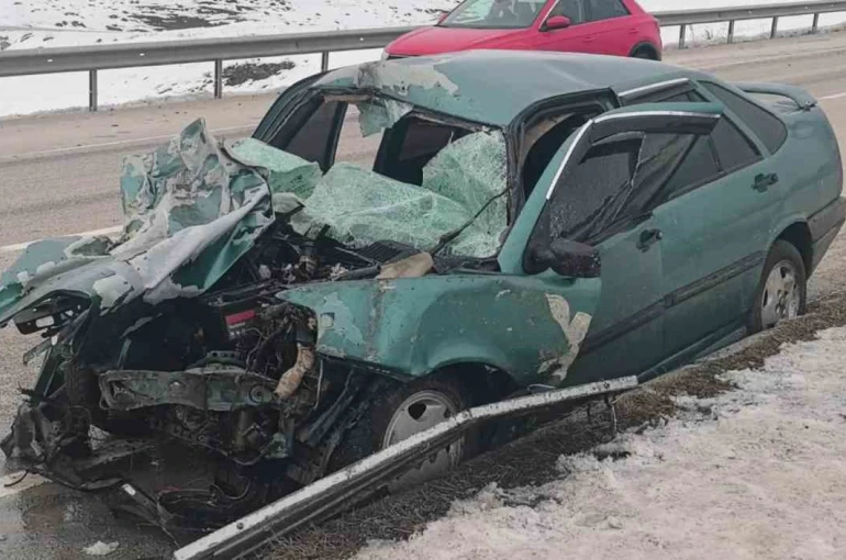 Erzurum-Pasinler yolunda trafik kazası: 1’i ağır 3 yaralı 