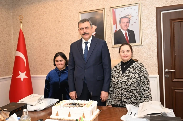 Erzurum Valiliği’nin güllerine sürpriz