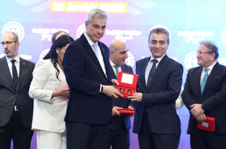 Erzurum’a gelecek ambulansları teslim alındı 