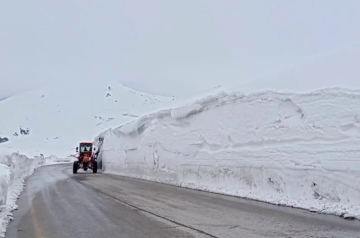 Erzurum’da 2 bin 885 rakımlı zorlu sınav: Palandöken Geçidi’nde kar ve tipi mesaisi 