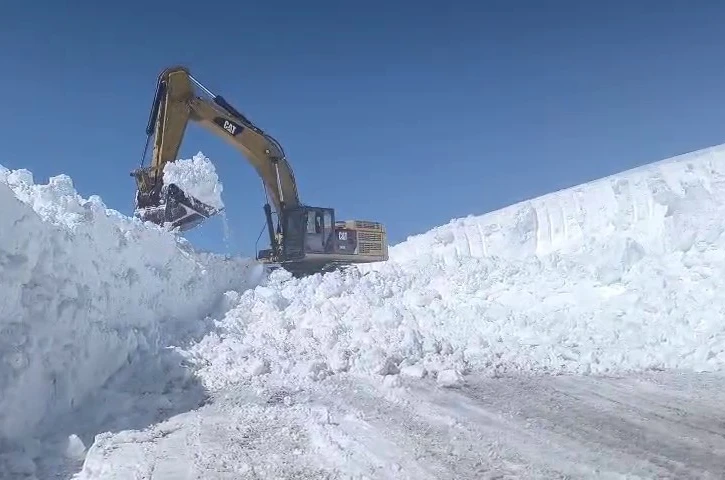Erzurum’da 2 bin 900 rakımda karla mücadele 