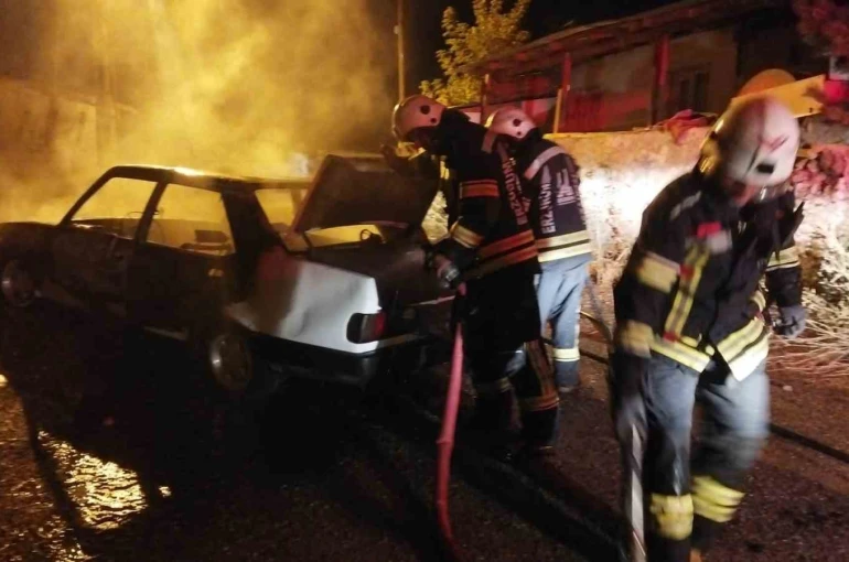 Erzurum’da araç alev topuna döndü 