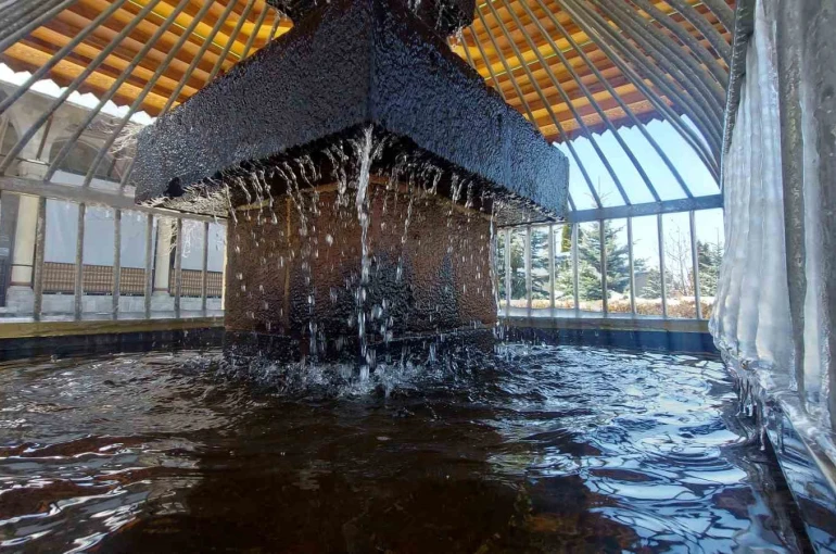 Erzurum’da "dört mevsim" bir arada: Bir yanda kar esareti, bir yanda Palandöken’de kayak, bir yanda parklarda bahar keyfi, bir yanda buz tutan şadırvanlar 