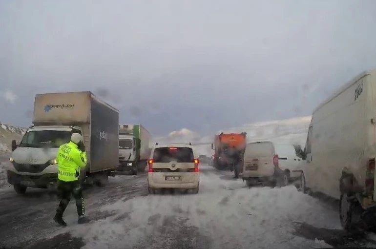 Erzurum’da etkili olan tipi çevre illerle olan ulaşımı aksatıyor 