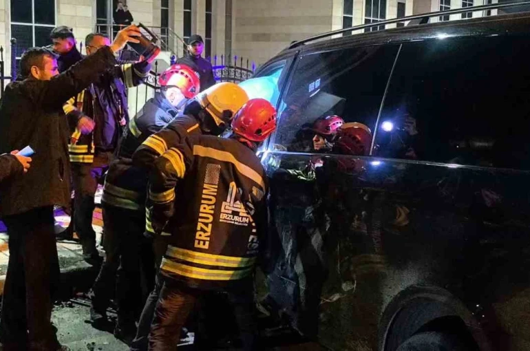 Erzurum’da feci kaza: Kavşak adeta savaş alanına döndü 